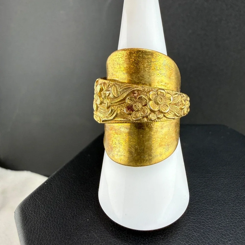 Vintage S Kirk & Son Hammered Repousse Ring Gold Tone Signed Size 8
